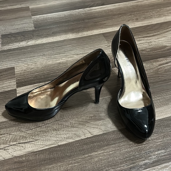 Madden Girl Black Pumps / Heels - Picture 2 of 9